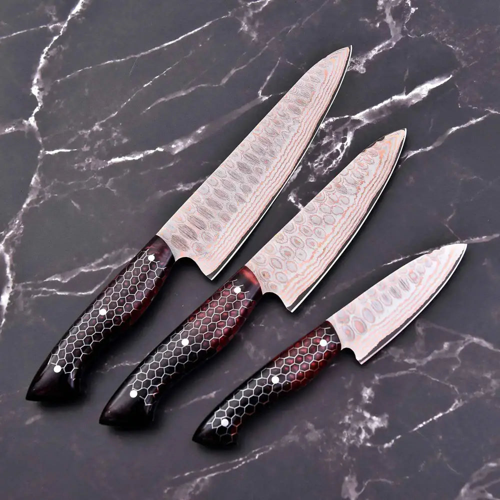 Damascus honeycomb knife set with red-black handles and leather sheath